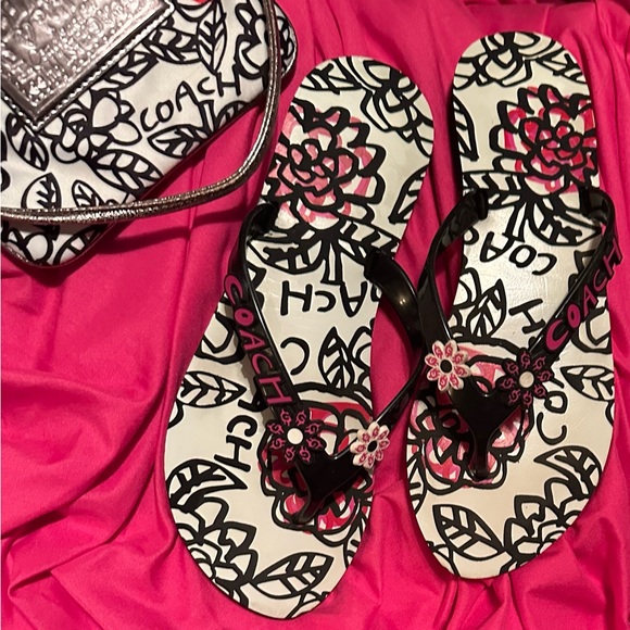 Coach Flops w/matching Wristlet in new condition. - Picture 1 of 8